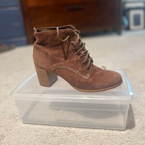 Dolce Vita lace up brown suede heeled boots 7.5